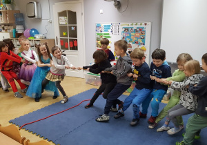Dzieci w sali przeciągają linę